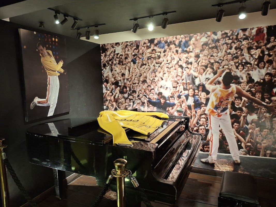 Freddie Mercury and door photography walk